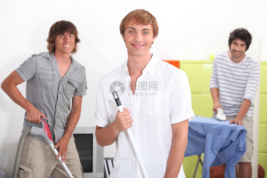 从事家务劳动的青年男子家庭卫生学生伴侣清扫男性服务拖把家庭主妇木板图片