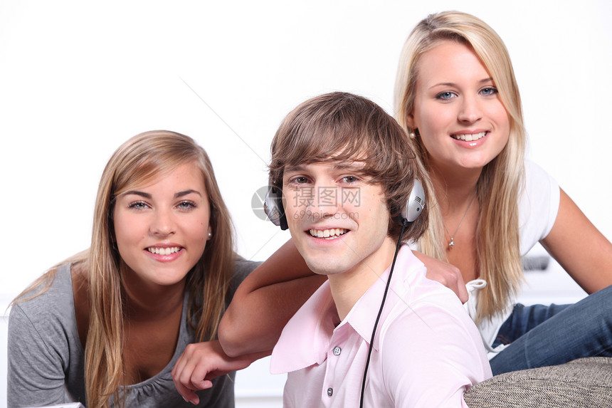 3个朋友的肖像金发女郎喜悦青年耳机男生时间帮凶团体沙发客厅图片