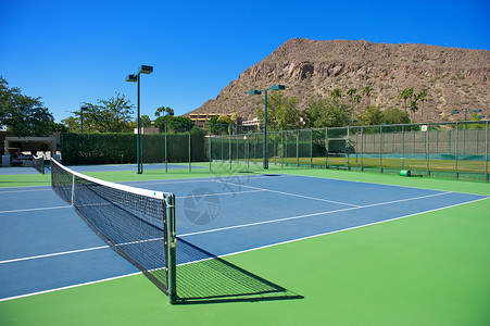 度假村蓝网球法院线条网球灯柱天空运动背景图片