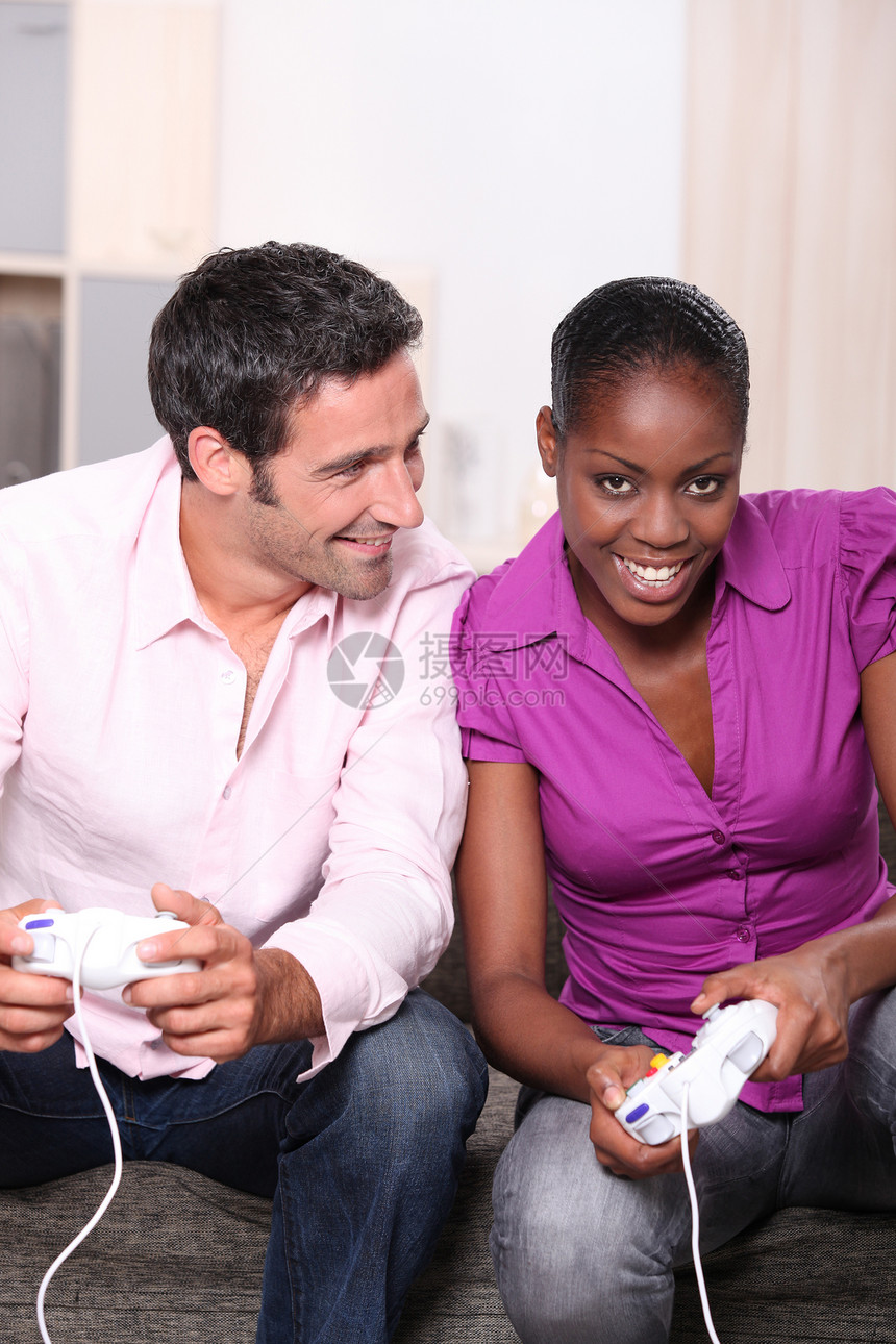 玩电脑游戏的情侣白色电脑生活男人伙伴长椅房子丈夫微笑沙发图片