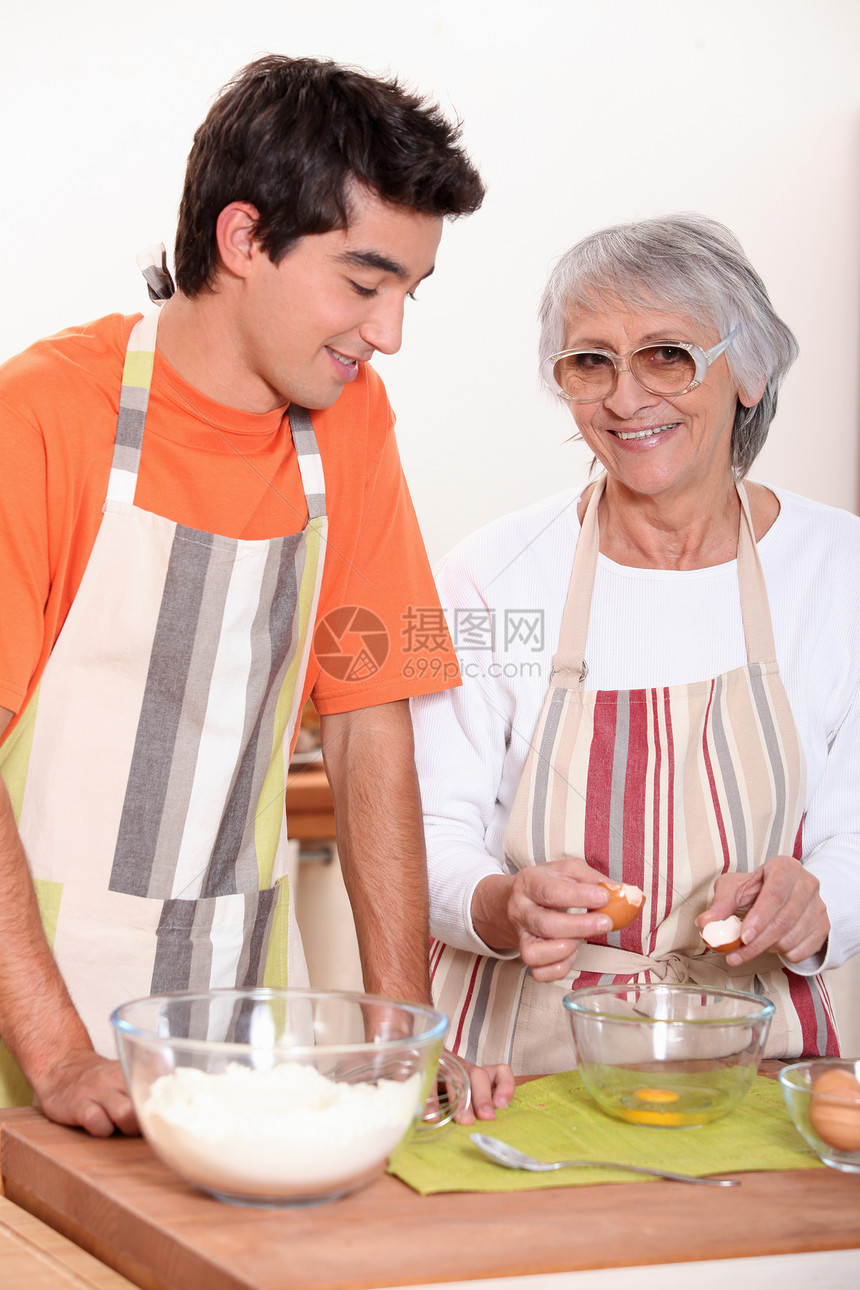 外祖母和孙孙子一起做饭图片