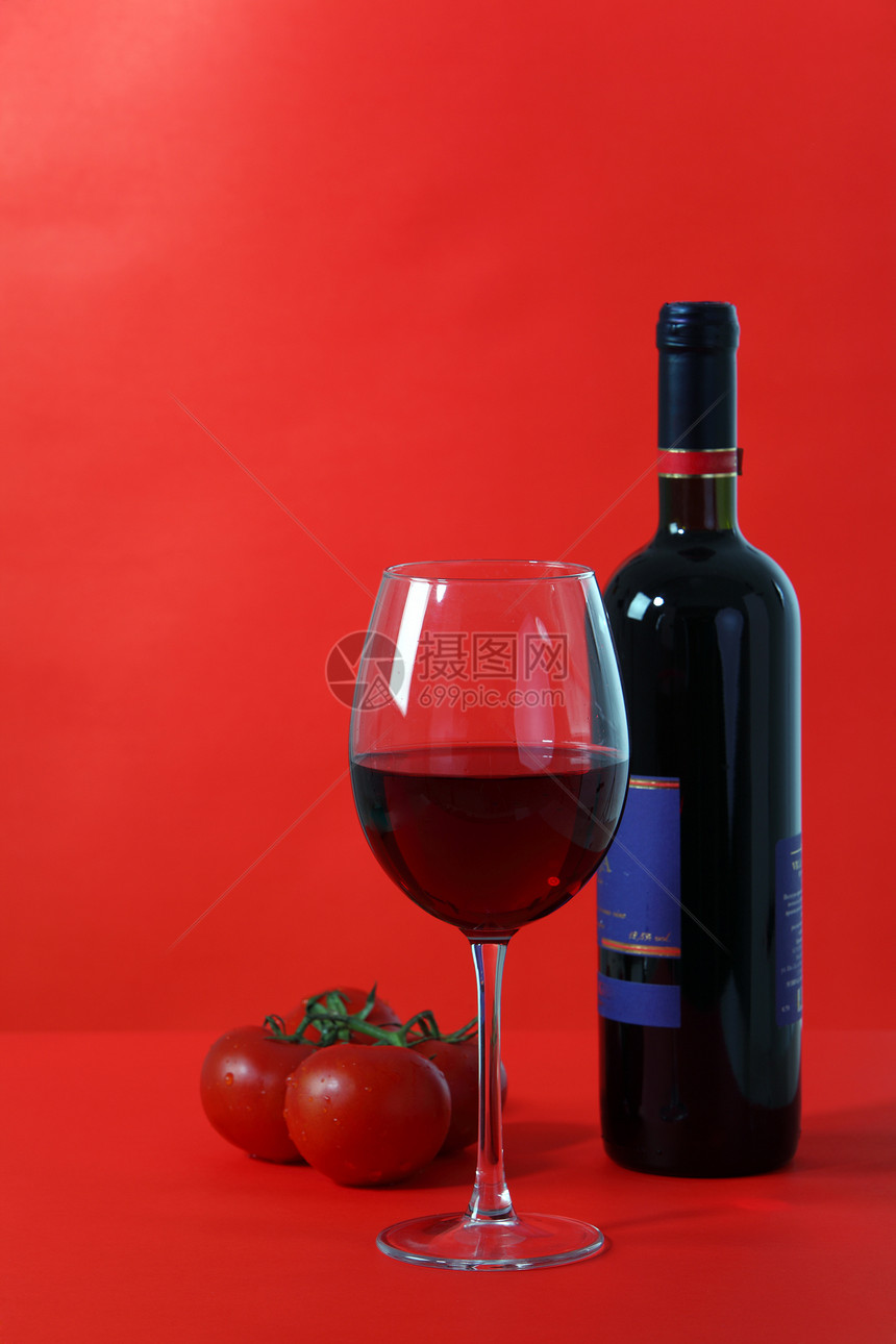 红底红葡萄酒水果玻璃水晶庆典工作室酒杯用餐藤蔓闲暇瓶子图片