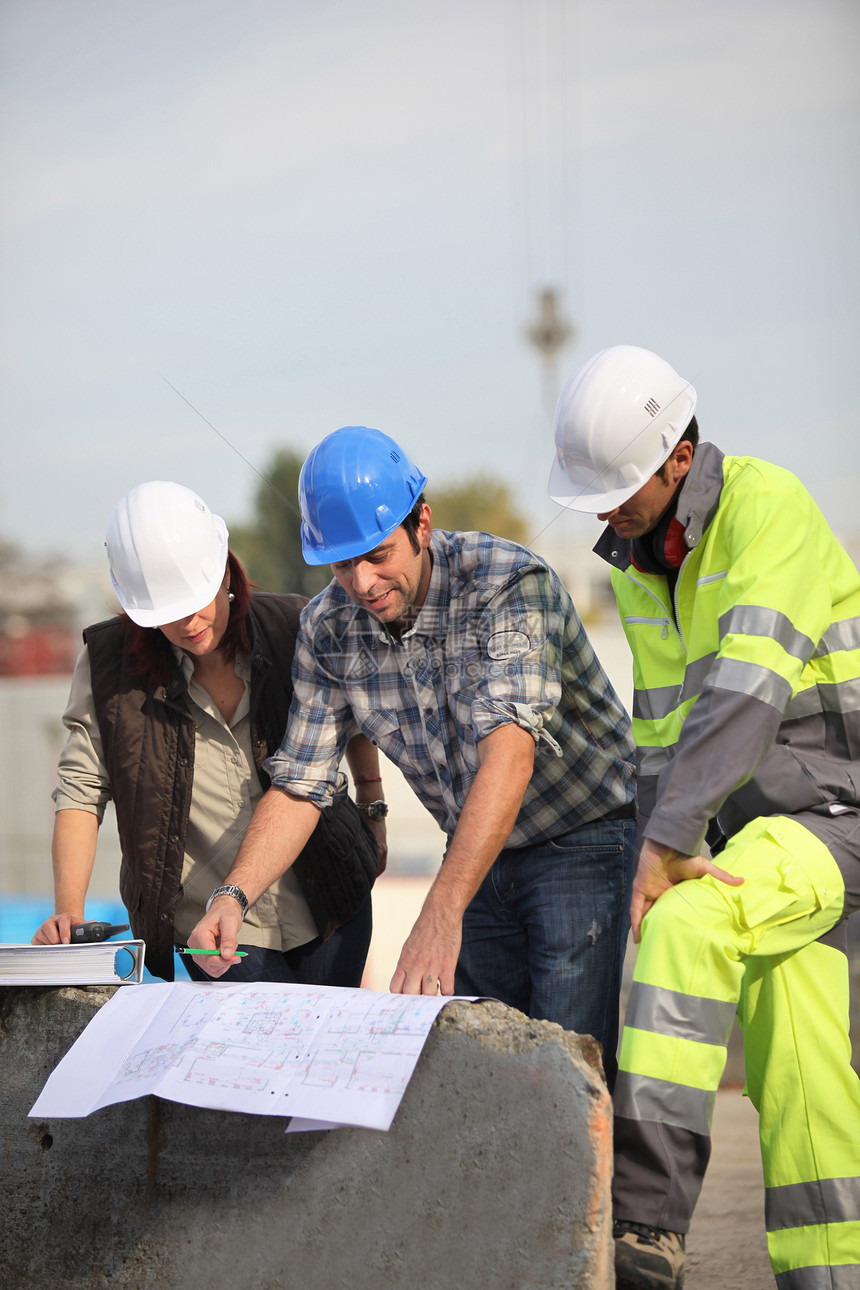 建筑工人看工地规划图男人蓝图商务工程师头盔房子人士工人团队会议图片