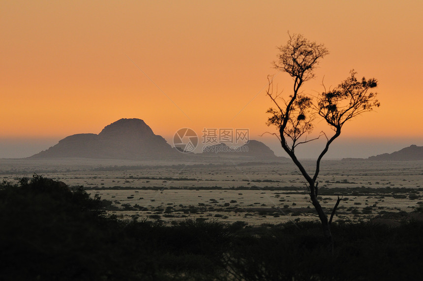 来自纳米比亚Spitzkoppe的日落风景天空乡村戏剧性太阳纳米布孤独薄雾橙子图片