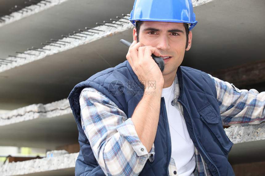 项目经理人建筑建设者男性棕色头发黑色对讲机安全帽子经理图片