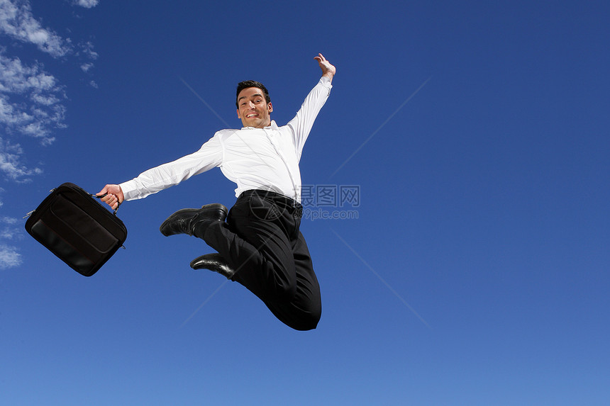 快乐的商务人士在空中跳跃天空男人男性飞行商务庆典行动人士管理人员商业图片