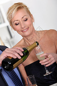 男人为妻子倒香槟背景图片