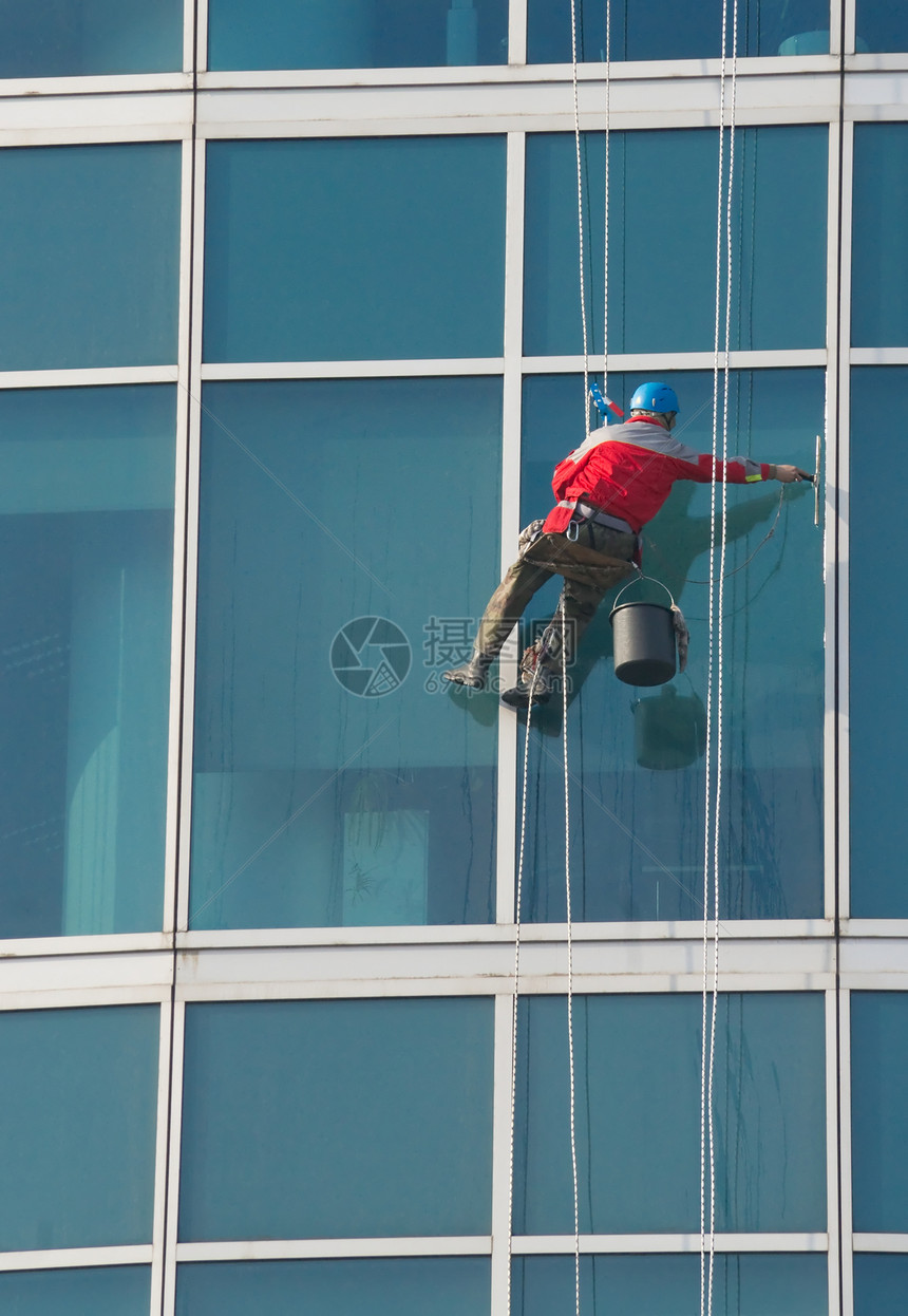 攀爬者  窗口清洁器登山者风险办公室窗户男人城市摩天大楼垫圈建筑学工作图片