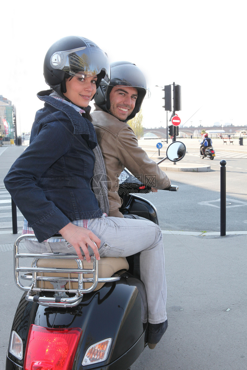 一对夫妇骑摩托车驾驶头盔皮革步幅街道运输碰撞夹克分数夫妻图片