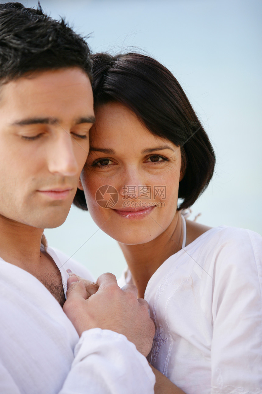 拥抱的情侣抱抱相机丈夫夫妻女性男性男人白色衬衫眼睛妻子图片