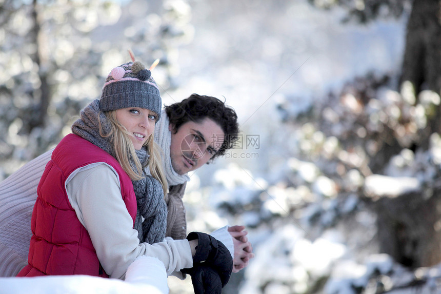 情侣在雪雪中浪漫地散步图片