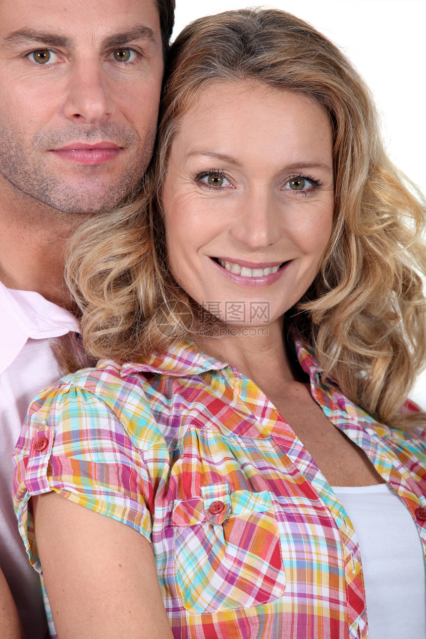 一对夫妇的结男人衣服微笑帮凶娱乐夫妻拥抱时间空闲丈夫图片
