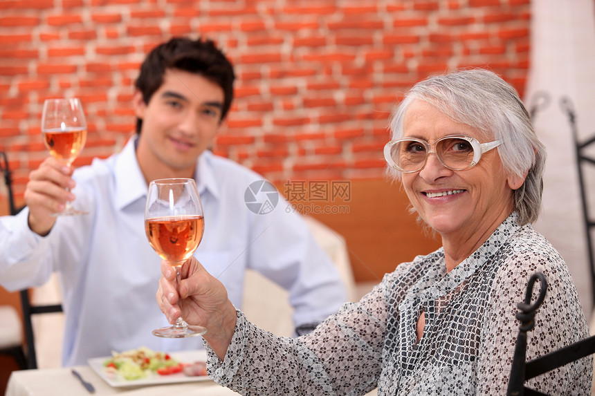 外祖母和孙孙孙子在餐厅吃饭奶奶庆典生日男人干杯眼镜祖母公司享受青年图片
