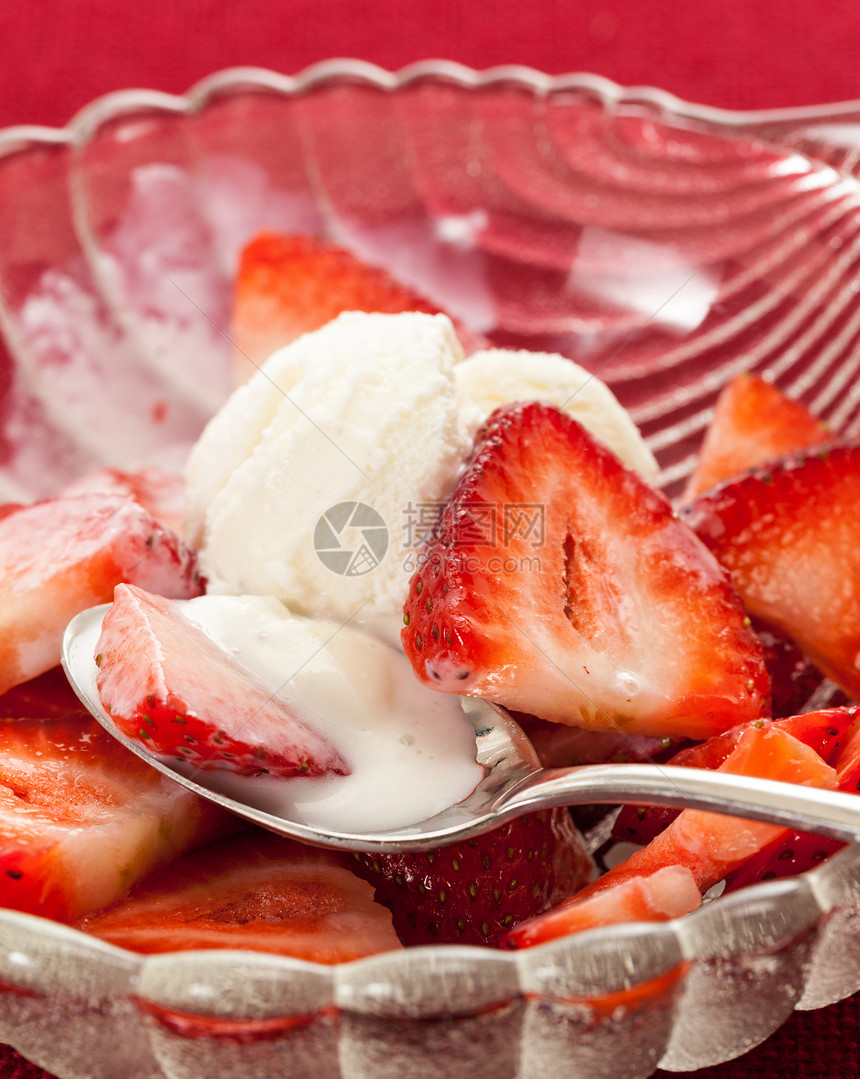 玻璃碗中新鲜切片草莓小吃冰块反射汤匙浆果水果饮食银器刀具香草图片