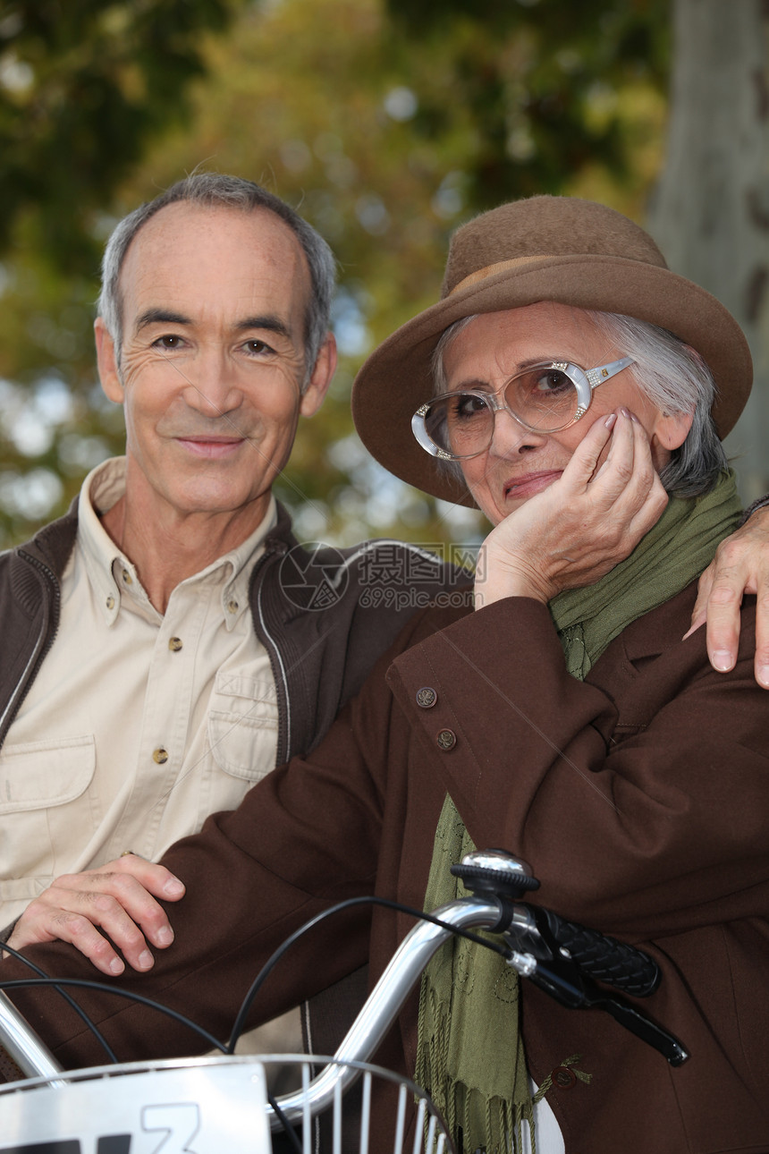 有自行车的老年夫妇退休眼镜男人丈夫女士男性农村妻子乐趣锻炼图片