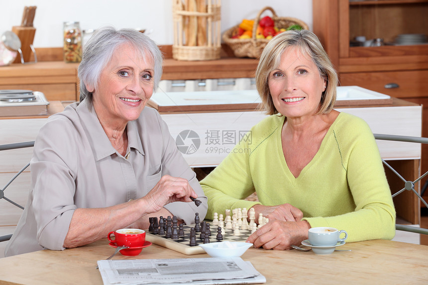 两个老女人在厨房下棋图片