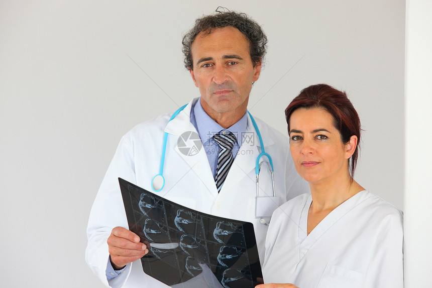 医生检查X光大衣伙伴诊断核磁共振谐振电磁同事扫描辐射博士图片