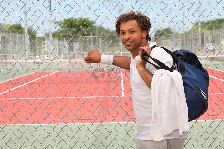 庭外装袋袋的网球玩家图片