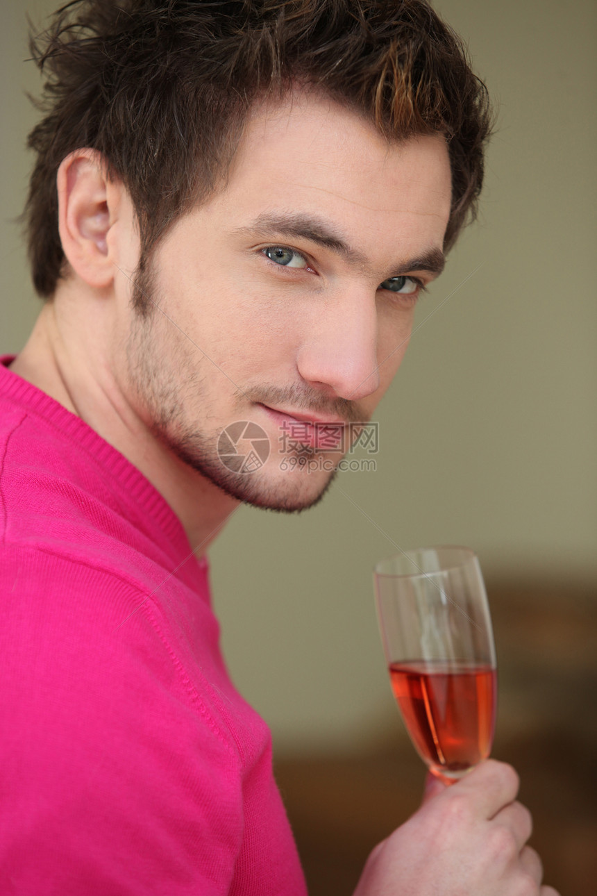 一位年轻男子喝酒的肖像图片