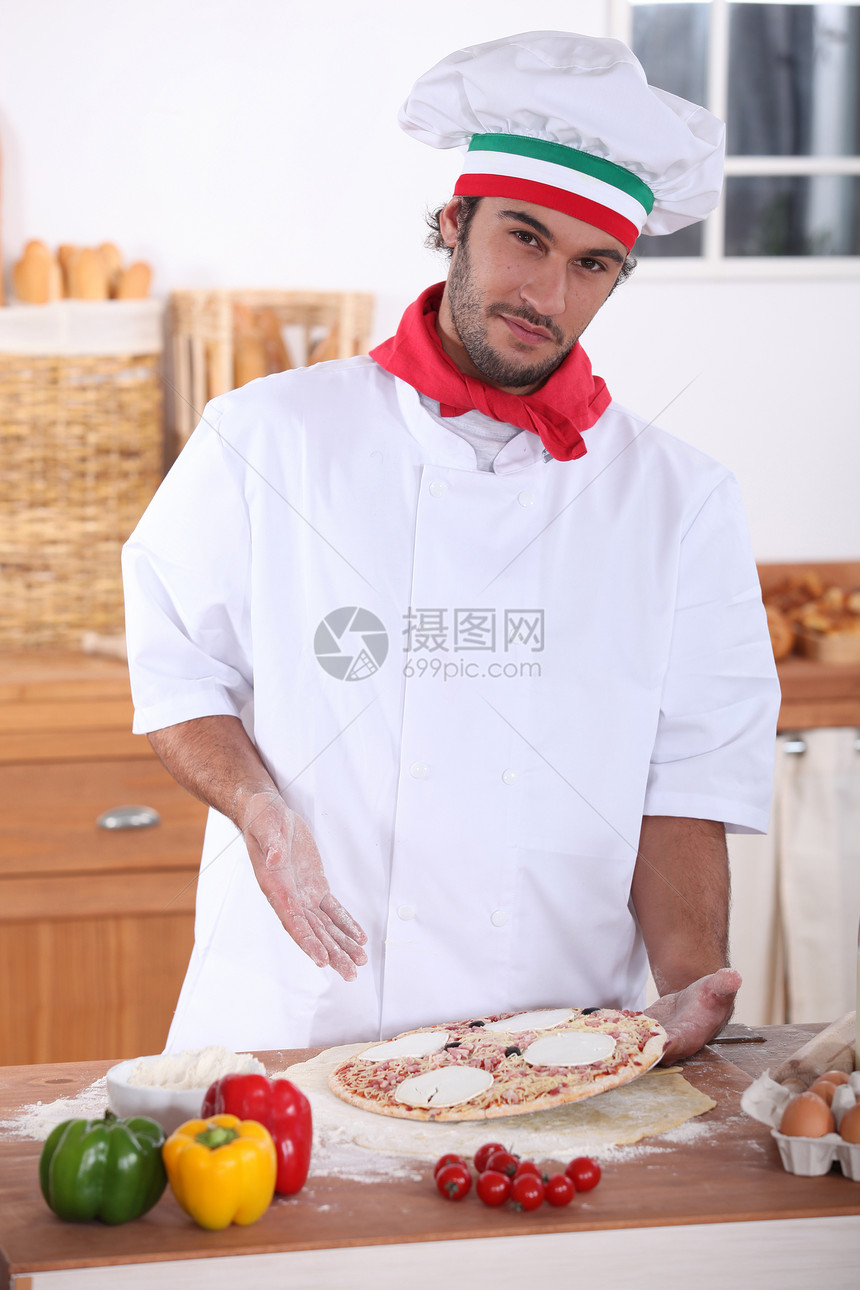 厨师做比萨饼文化餐厅面粉红色石头烹饪帽子烤箱围巾男性图片