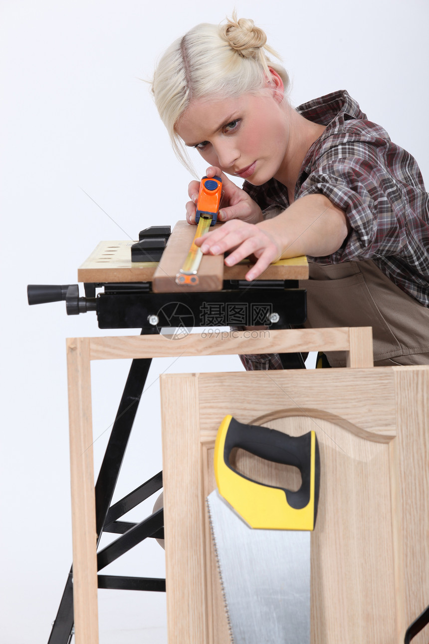 女木工女性磁带框架衬衫长椅长方形公制金发女郎工作办公室图片