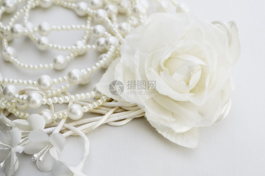 白玫瑰辉光宏观玫瑰花瓣婚礼图片