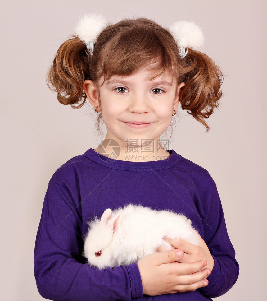 小女孩抱着小矮兔子宠物图片
