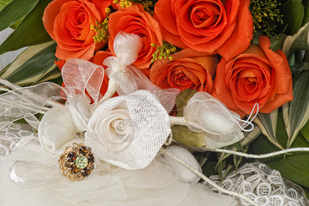 婚环和鲜花包装夫妻邀请函花束花朵套餐戒指白色信仰庆典背景图片