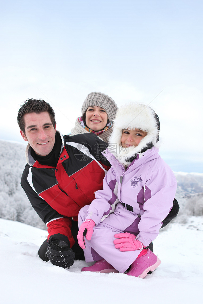 在滑雪度假胜地的家庭图片
