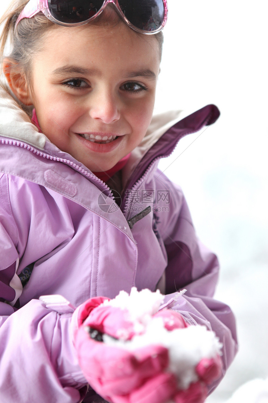 小女孩在雪中玩耍图片