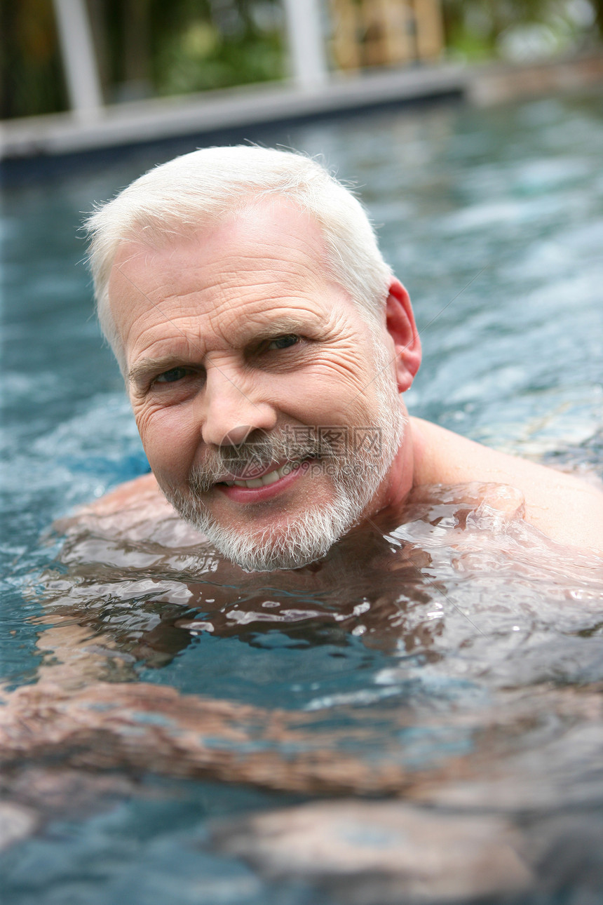 灰发男人在游泳池游泳图片