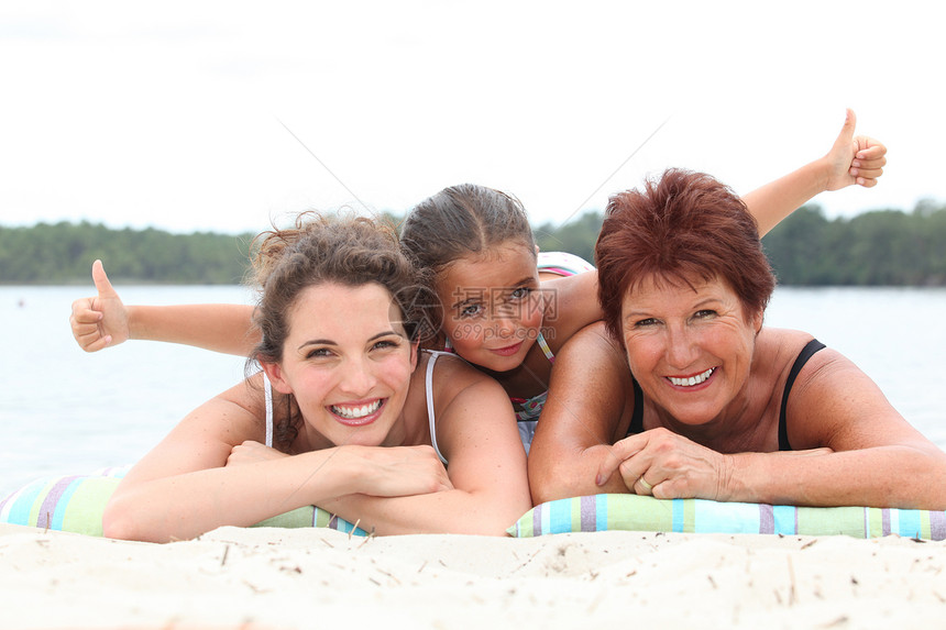 三代人 — 祖母 母亲和女儿 — 在海滩上图片