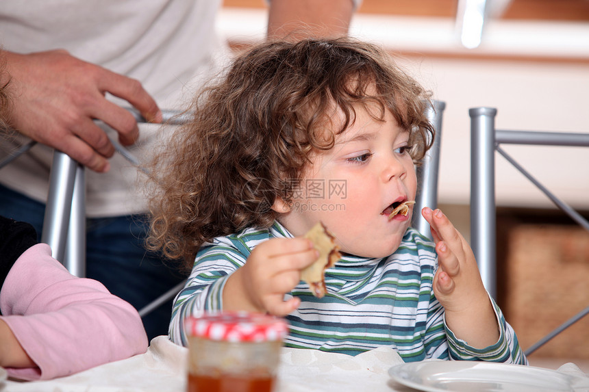 小男孩吃煎饼享受早餐生活厨房青少年卷曲兄弟儿子蓝色孩子图片
