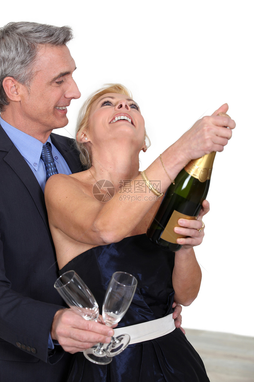 成年夫妇以香槟举行庆祝会图片