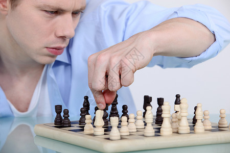 象棋玩家战略竞赛思维男人棋盘木板专注游戏典当智商背景图片