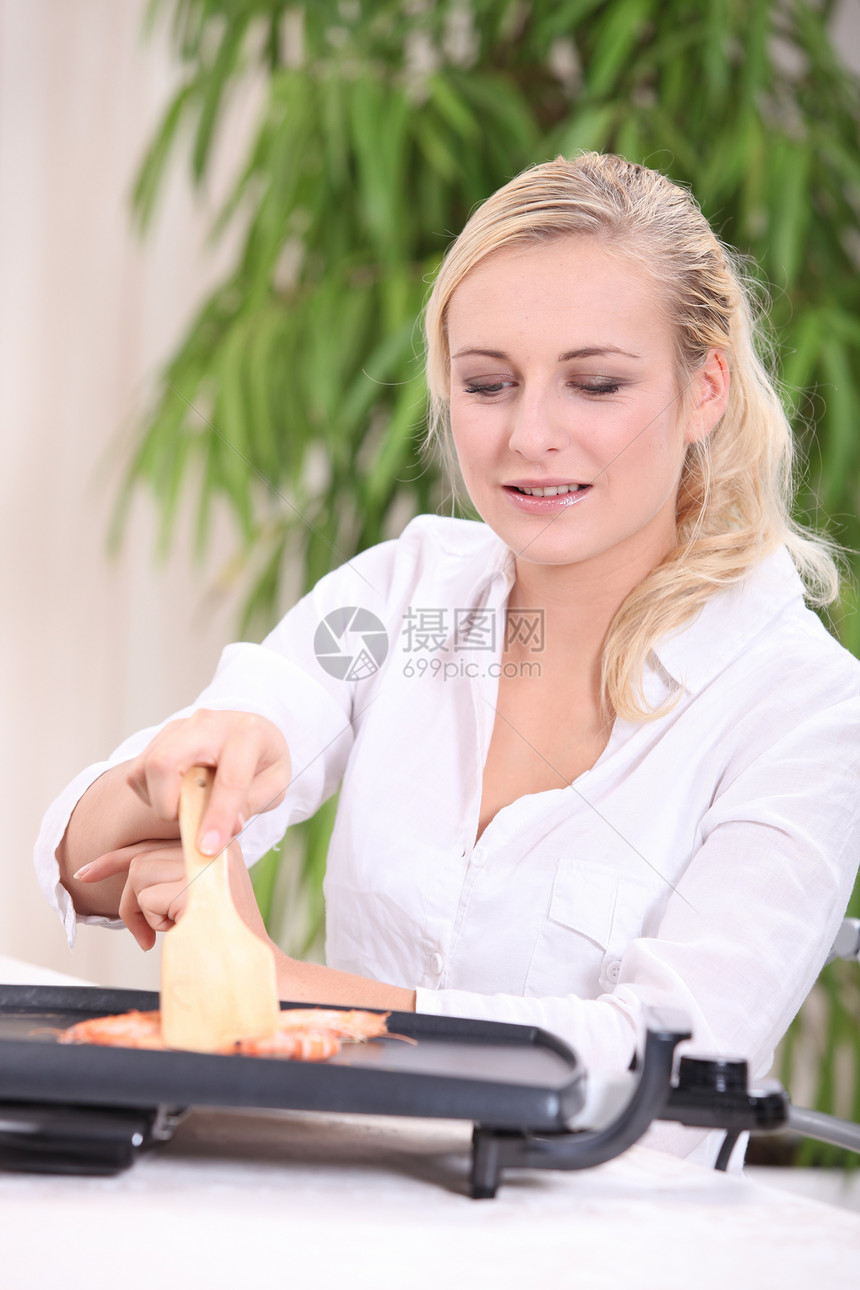 女人在烤架上做饭观点家庭零食桌子烹饪食物营养电缆车削木头图片