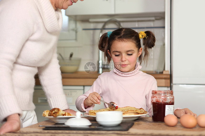 母亲和女儿做饭女孩后代姐姐水果厨房胡扯童年食物女士女性图片