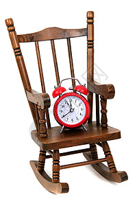 白色的旧木制摇椅和红色警钟椅子闹钟警报座位木头时间家具背景图片