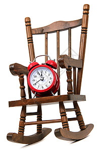 白色的旧木制摇椅和红色警钟家具闹钟时间警报木头座位椅子背景图片