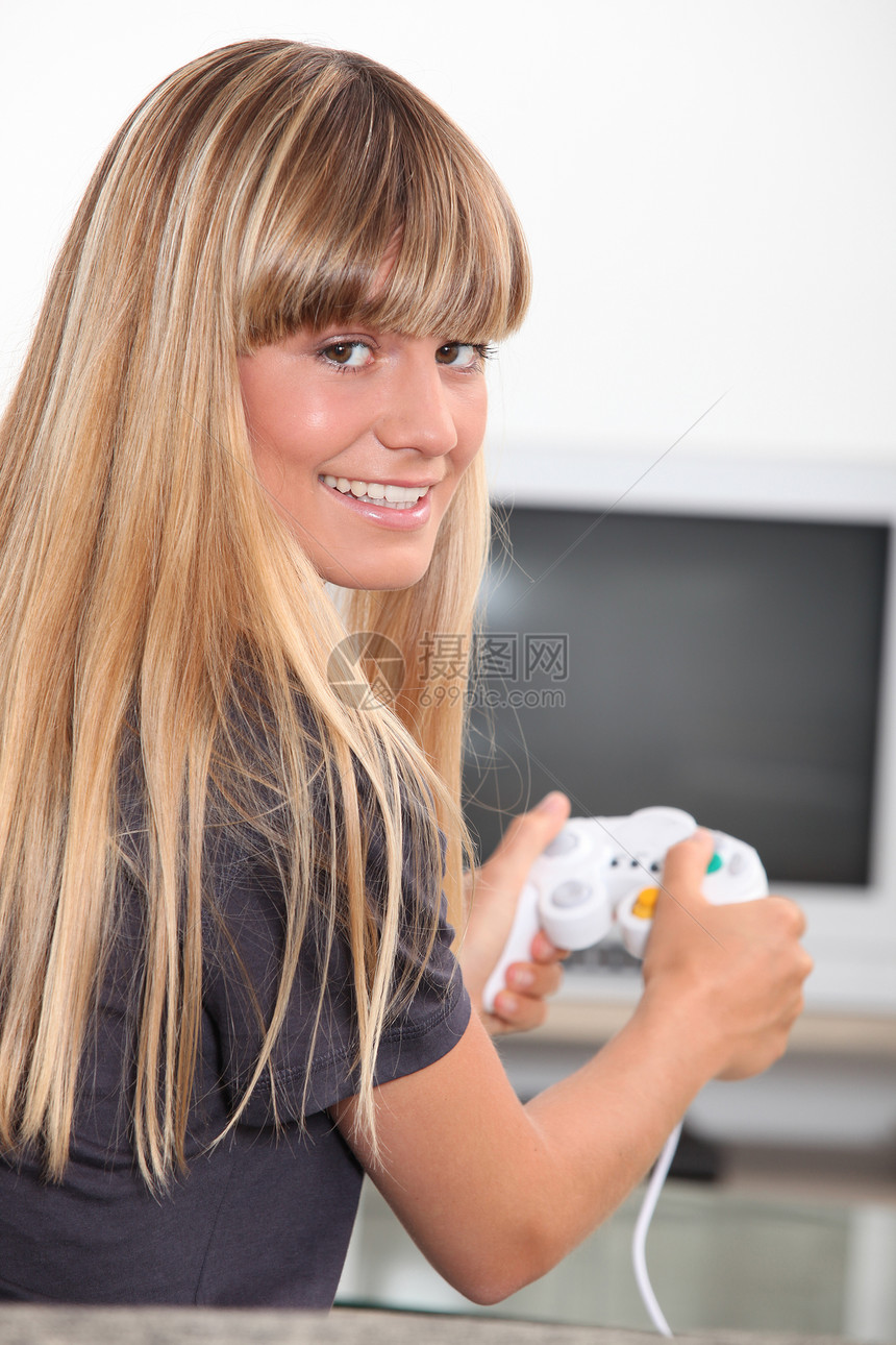 青年妇女玩电脑游戏图片