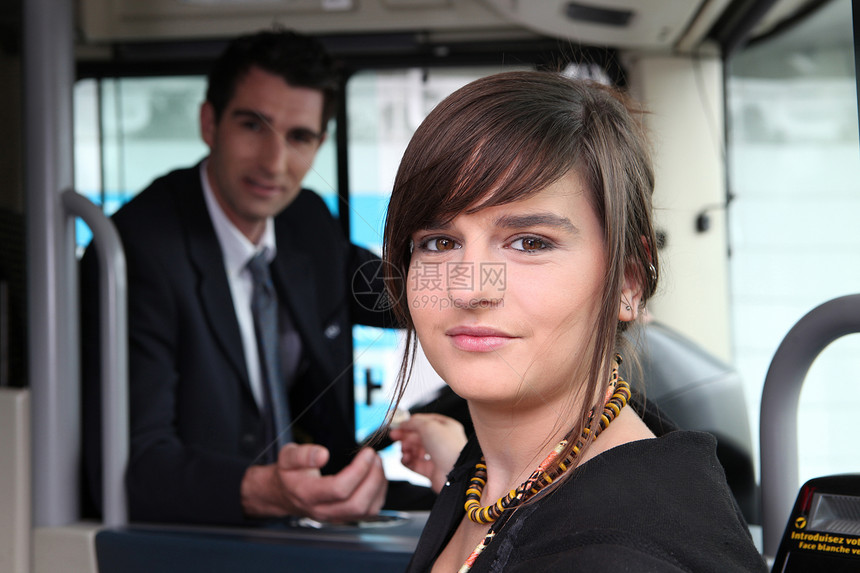 坐在巴士上的女孩白色头发男性棕色运输民众旅行女性生活电车图片