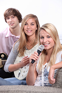 青少年在家中演奏音乐的人群高清图片