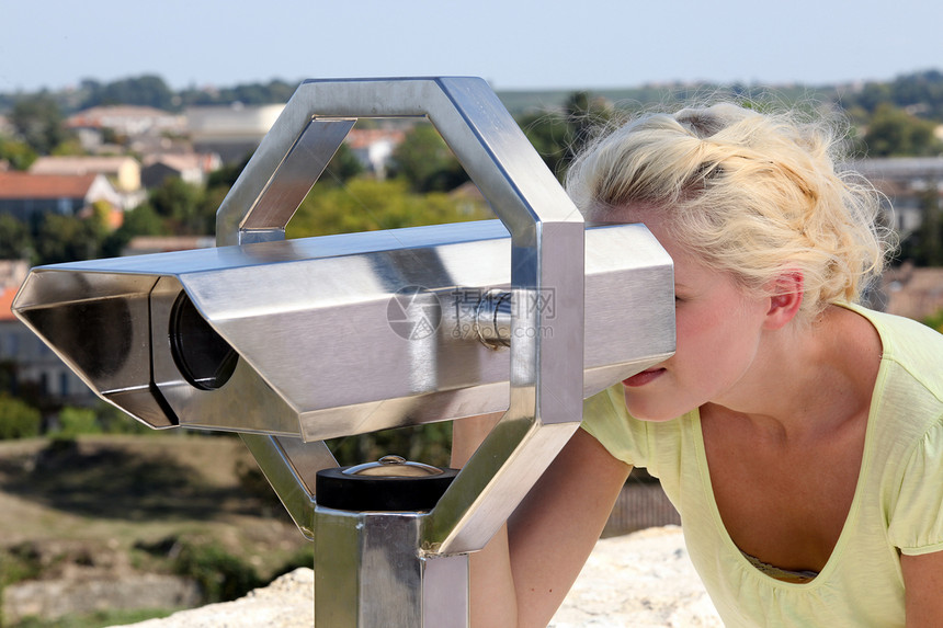 妇女通过望远镜看望旅游休息室旅行技术看法花园仪器行程小路闲暇图片