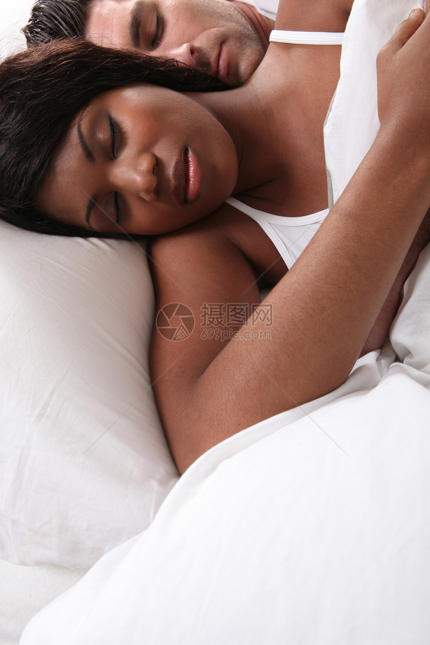 混合夫妇在床上睡觉拥抱多样性情人卧室内衣男人女士夫妻压痛幸福图片