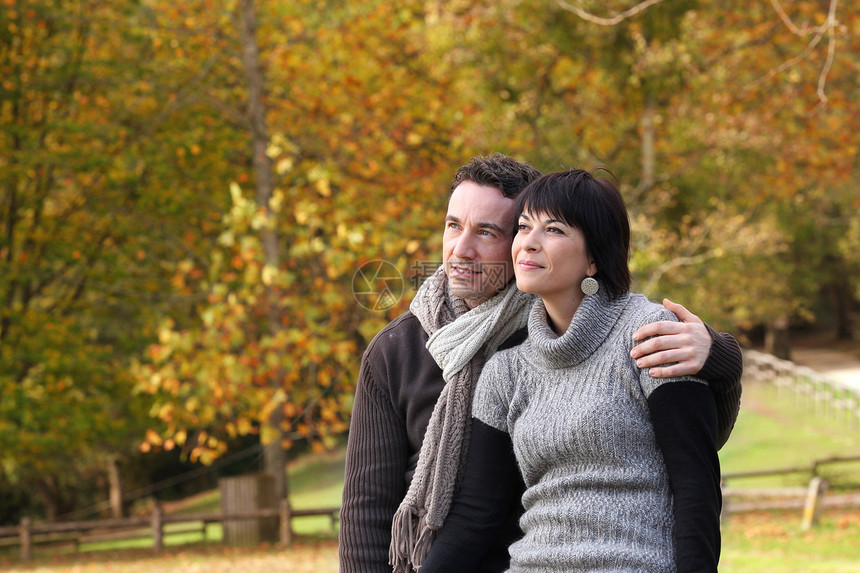 情侣享受秋天在公园散步图片