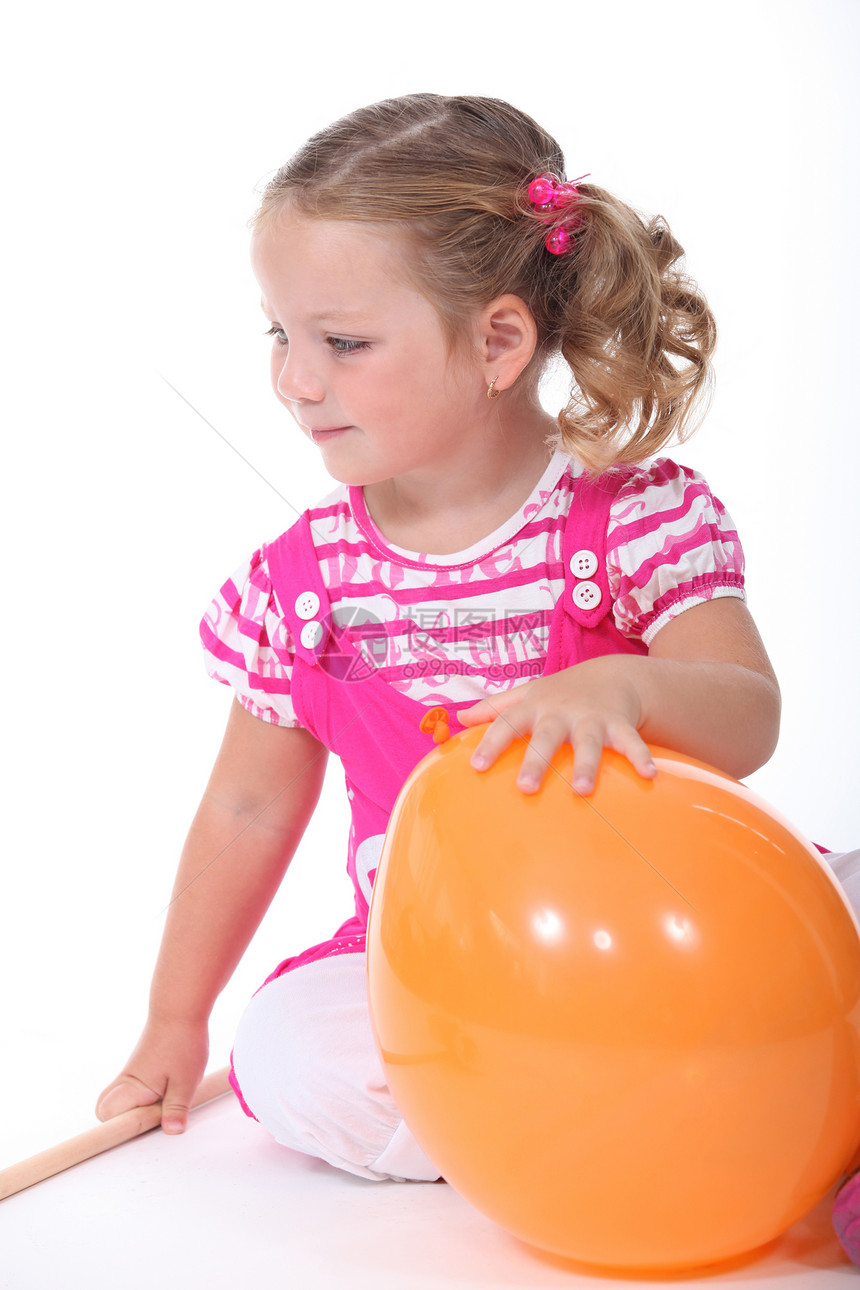 小女孩玩气球游戏白色女孩尾巴裙子视图配饰工作室条纹头发橙子图片