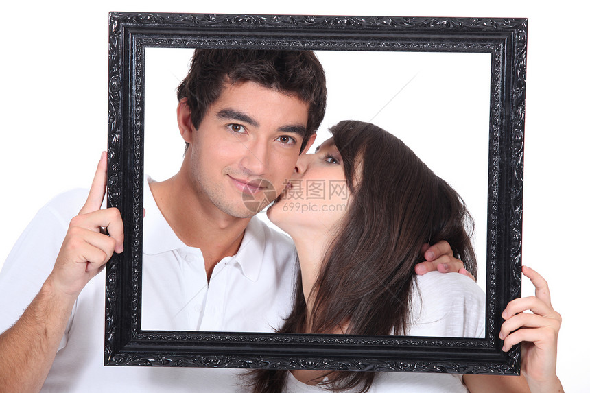 年轻夫妇在框架内接吻图片