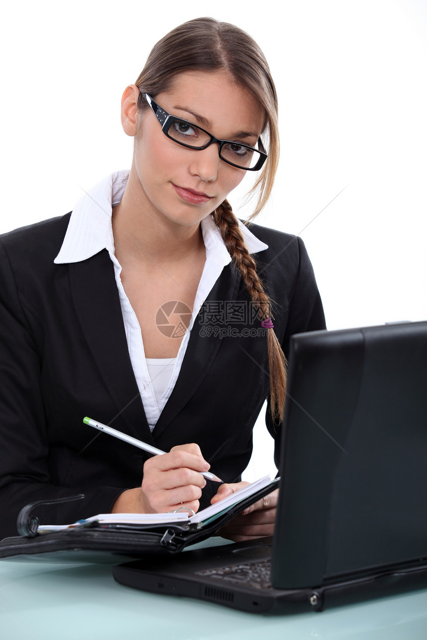 商业妇女在其议程中写作日程助手智力数字公司电话人士笔记组织女士图片
