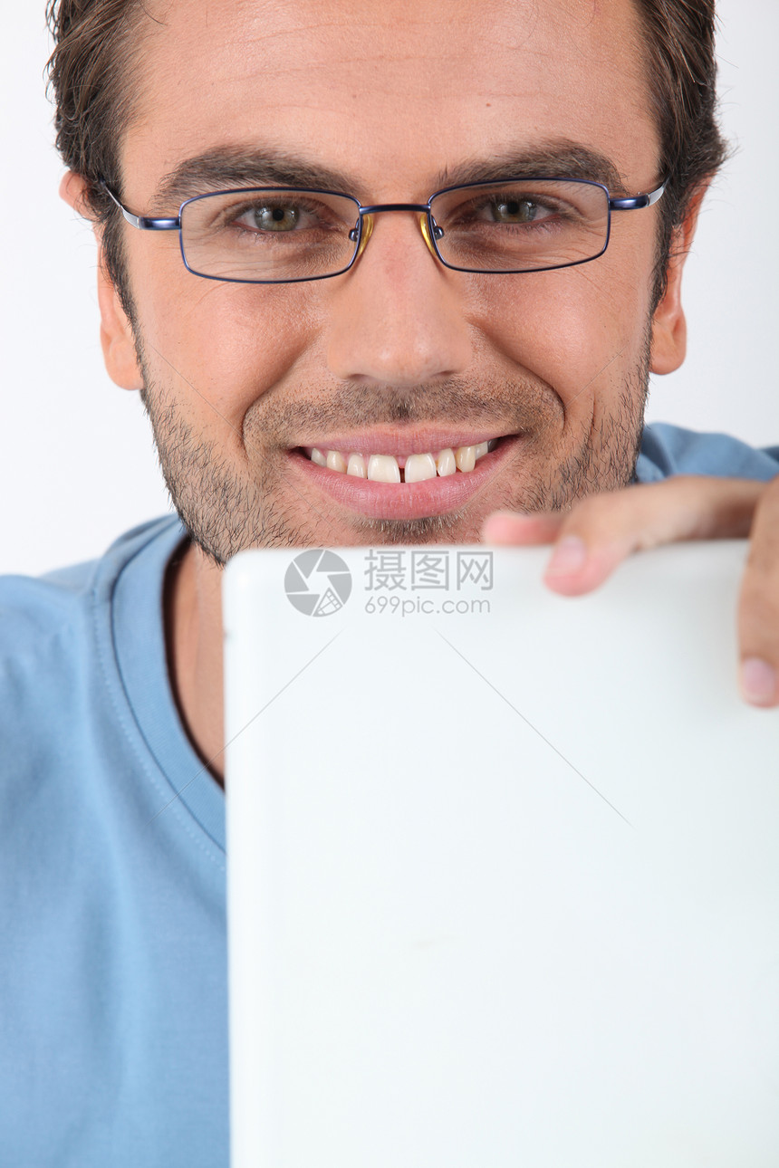 戴眼镜的人在电脑前黑眼睛手指下巴听力圆形玻璃棕色男性微笑眼镜图片