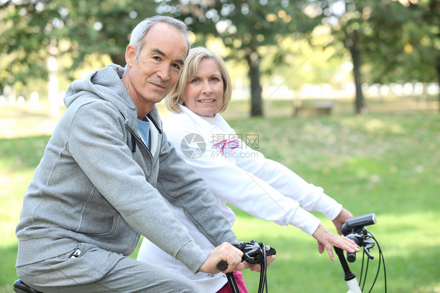 骑自行车的老年夫妇祖父母妻子衣服灰色运动运输运动服活动休闲闲暇图片